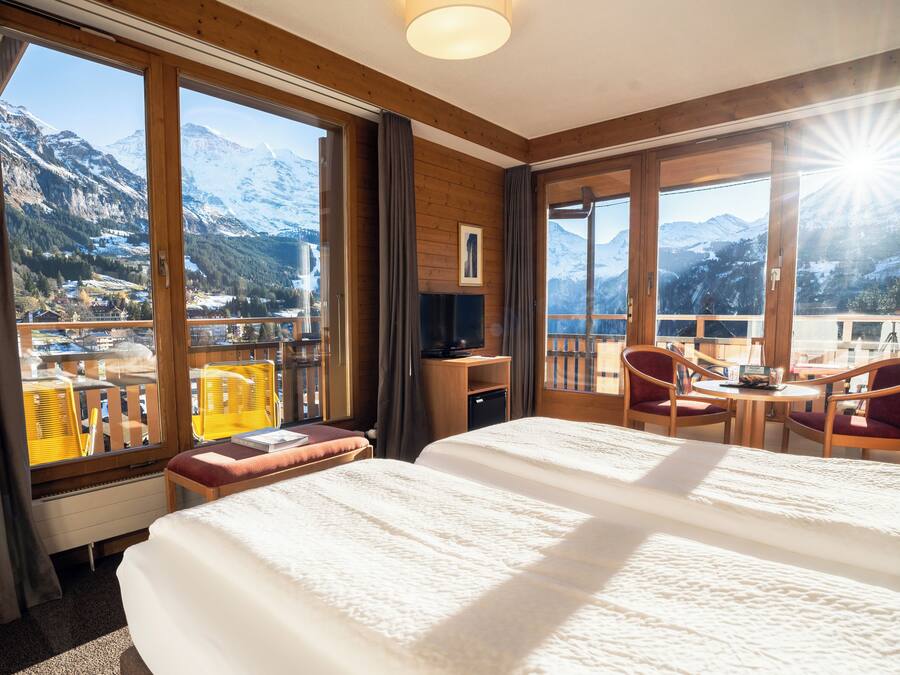 Panorama Jungfrau View Double with Balcony | Roupas de cama antialérgicas, frigobar, cofres nos quartos, escrivaninha