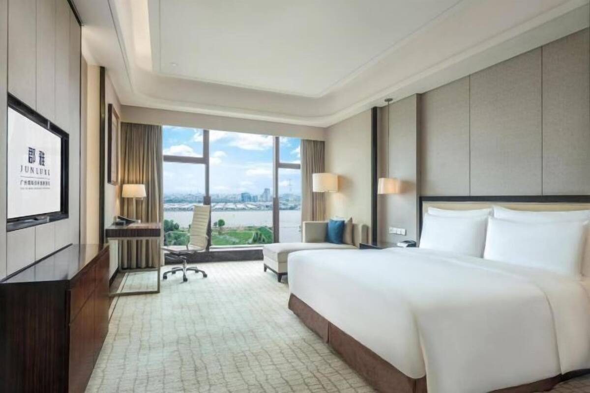 1 bedroom, premium bedding, down comforters, minibar