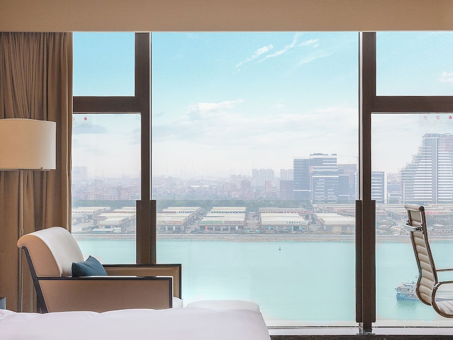 Quarto solteiro clássico | Roupas de cama premium, edredons de pluma, frigobar, cofres nos quartos