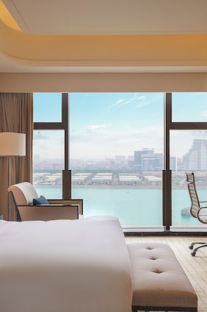 Classic Single Room | Peralatan tempat tidur premium, gebar bulu kapas, bar mini . Junluxe Hotel Guangzhou Zengcheng