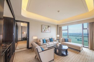 Suite familiare | Soggiorno | TV LCD 42 pollici con canali satellitari, TV