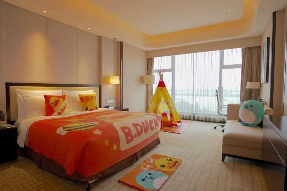 Premium bedding, down duvets, minibar, in-room safe