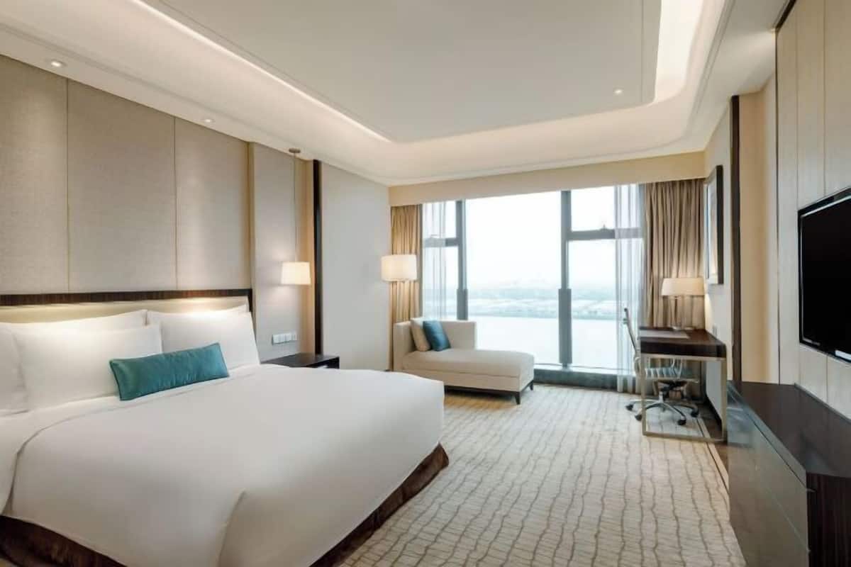 1 bedroom, premium bedding, down comforters, minibar