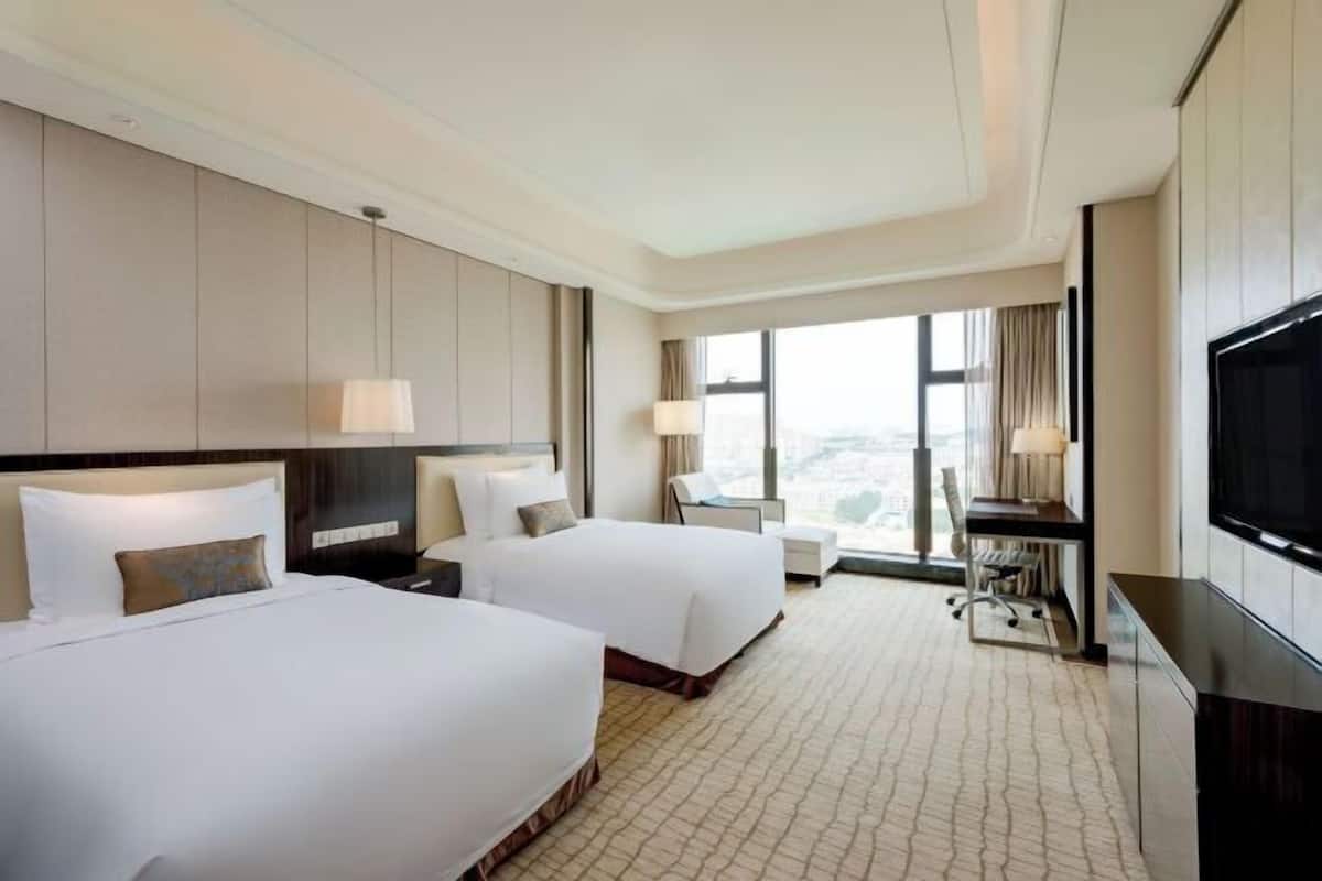 1 bedroom, premium bedding, down comforters, minibar
