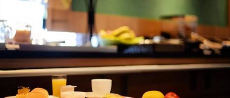 Un buffet de petit-déjeuner proposant une variété d'aliments et de boissons.