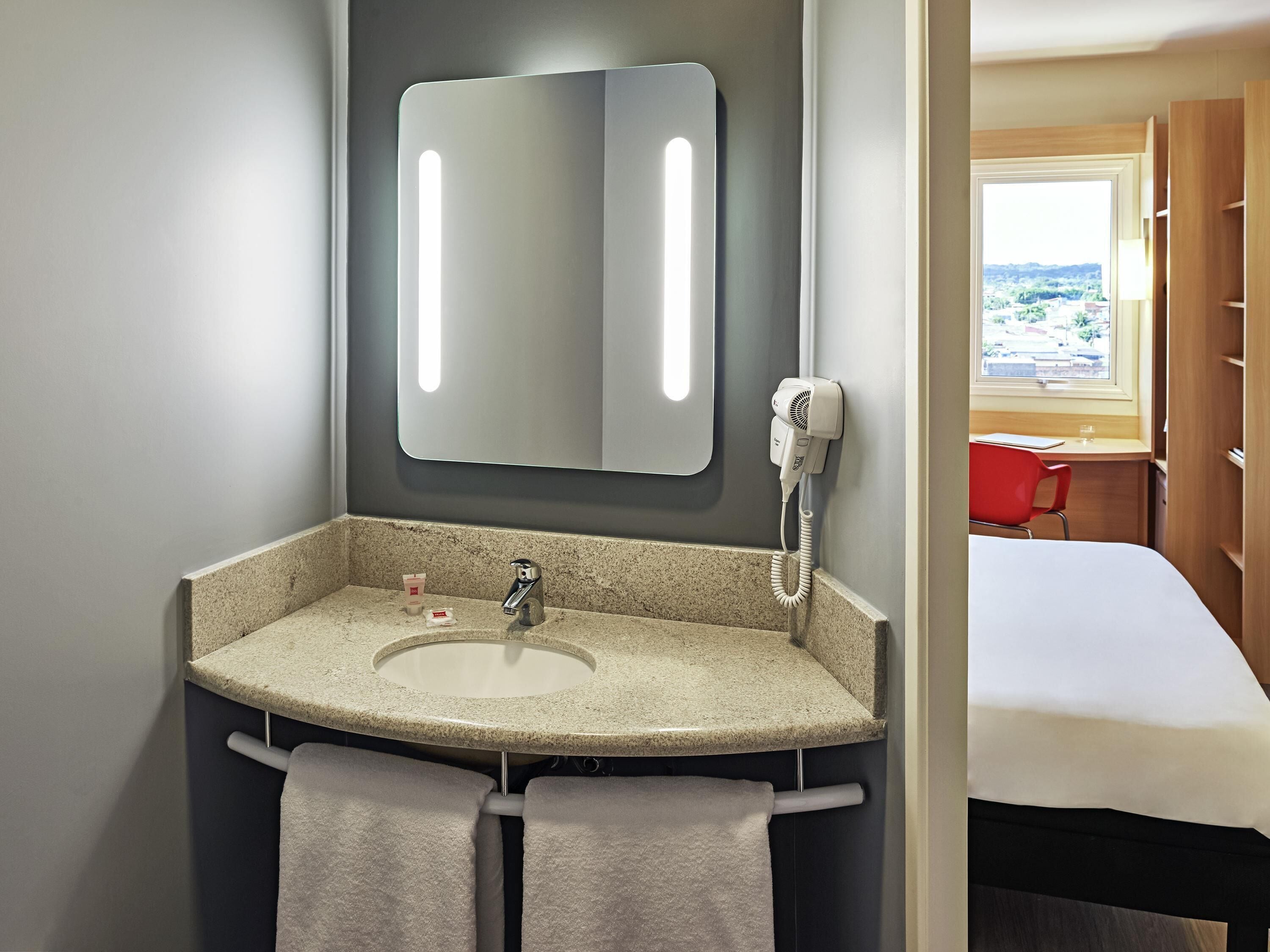 standard room, 1 double bed | minibar, in-room safe, desk, soundproofing