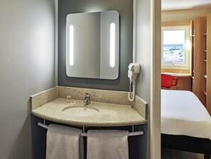 Rom – standard, 1 dobbeltseng | Minibar, safe på rommet, skrivebord og lydisolert