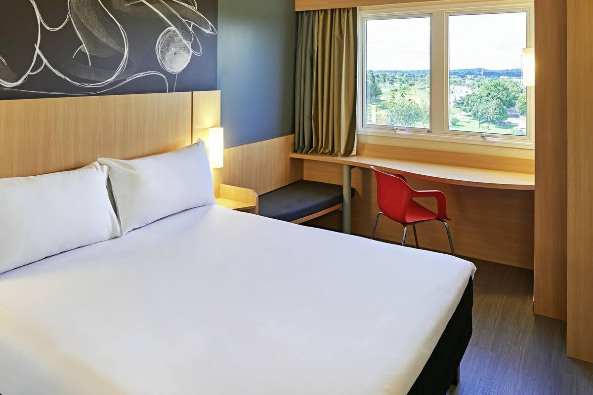 standard room, 1 double bed | minibar, in-room safe, desk, soundproofing