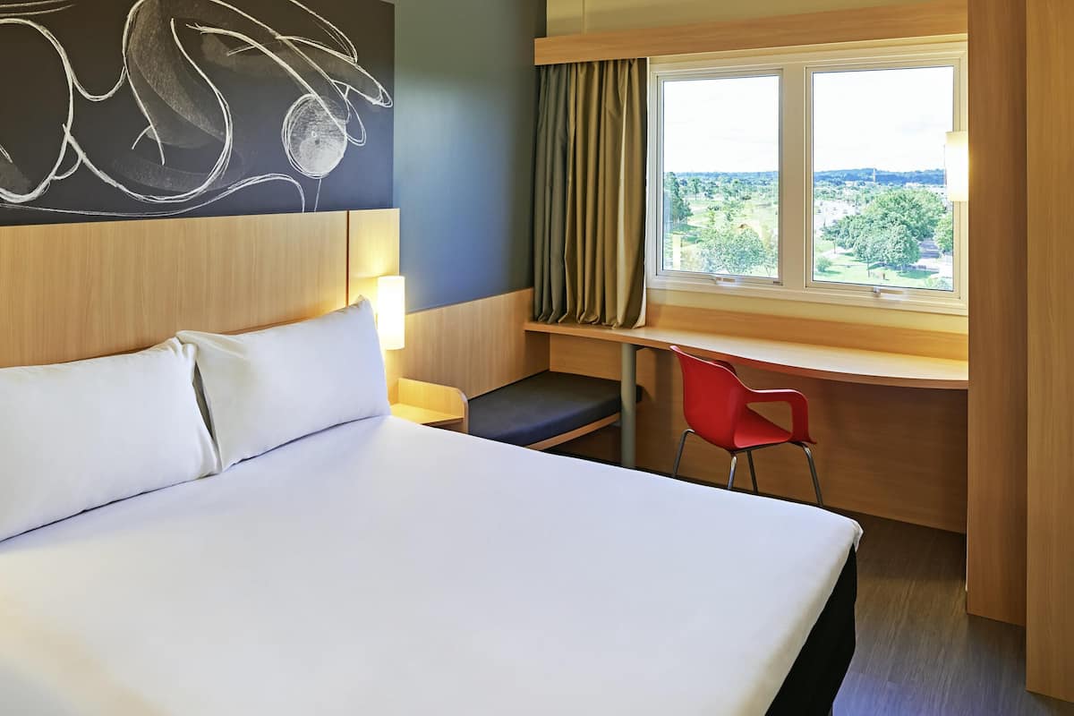 Standard Room, 1 Double Bed | Minibar, in-room safe, desk, soundproofing