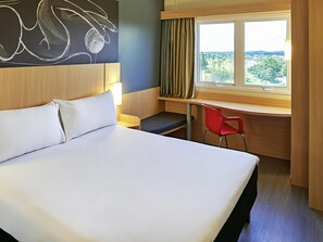 Standardzimmer, 1 Doppelbett | Minibar, Zimmersafe, Schreibtisch, schallisolierte Zimmer