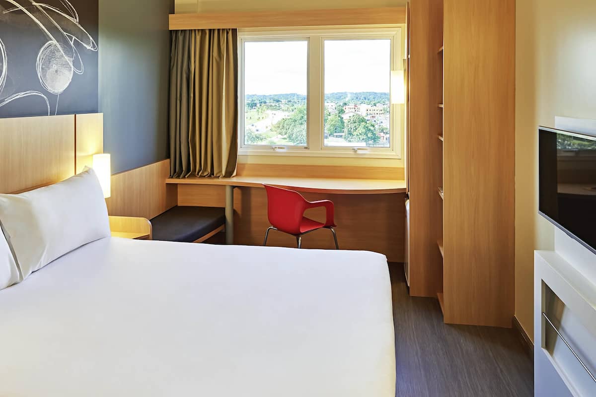 ميني بار وخزنة داخل الغرفة ومكتب وتجهيزات عازلة للصوت