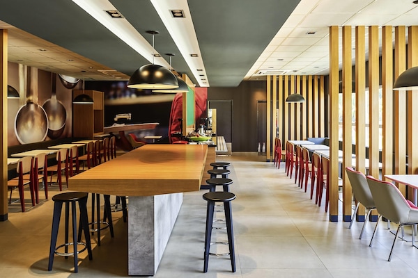 供应早餐、午餐和晚餐