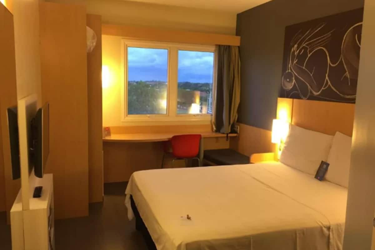 standard room, 1 double bed | minibar, in-room safe, desk, soundproofing