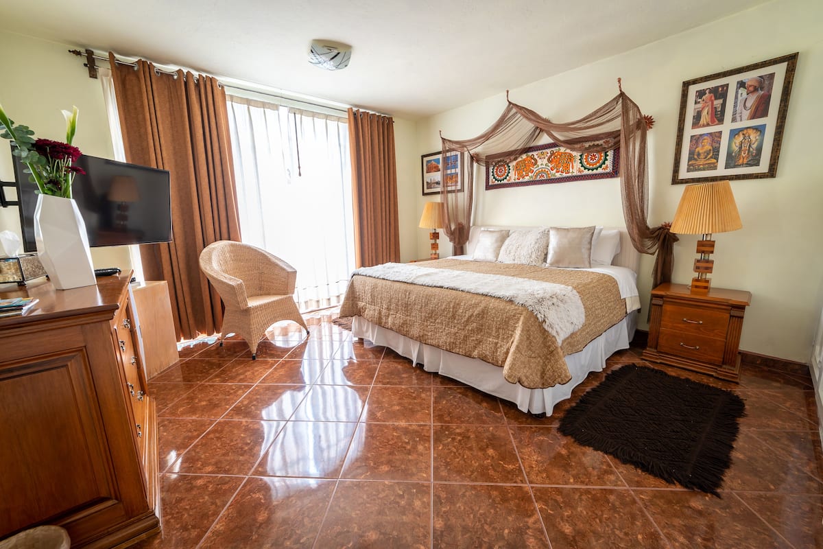 Master Suite Ambar | 5 bedrooms, Egyptian cotton sheets, premium bedding, soundproofing