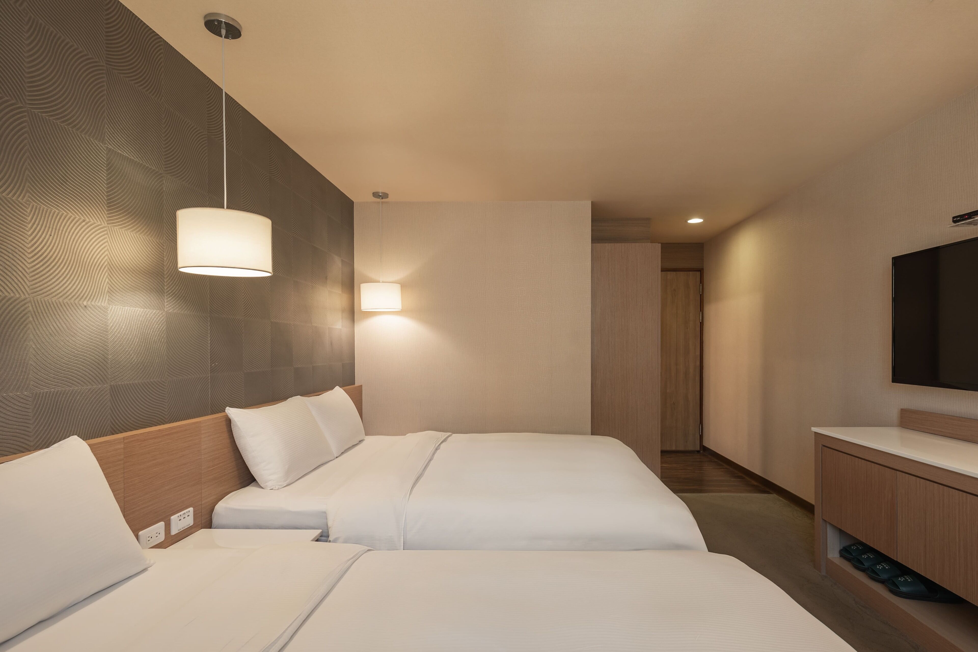 quadruple room | desk, soundproofing, free wifi