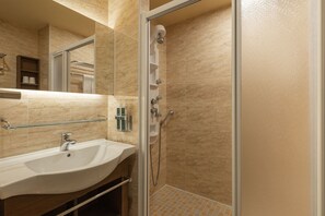 Hydromassagedusche, Haartrockner, Hausschuhe, Bidet
