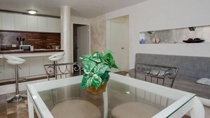 Apartamento, 2 quartos | Cozinha privada | Cafeteira/chaleira, geladeira, micro-ondas