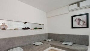 Apartamento, 2 quartos | Opções para refeição no quarto