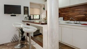 Apartamento, 2 quartos | Cozinha privada | Cafeteira/chaleira, geladeira, micro-ondas
