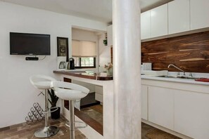 Departamento, 2 habitaciones | Cocina privada | Refrigerador, microondas y cafetera y tetera 