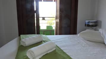 1 habitación, escritorio y espacio para trabajar con laptop