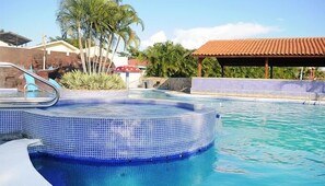 2 outdoor pools