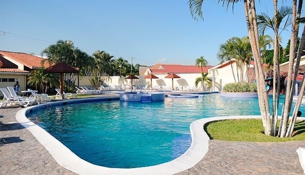 2 outdoor pools