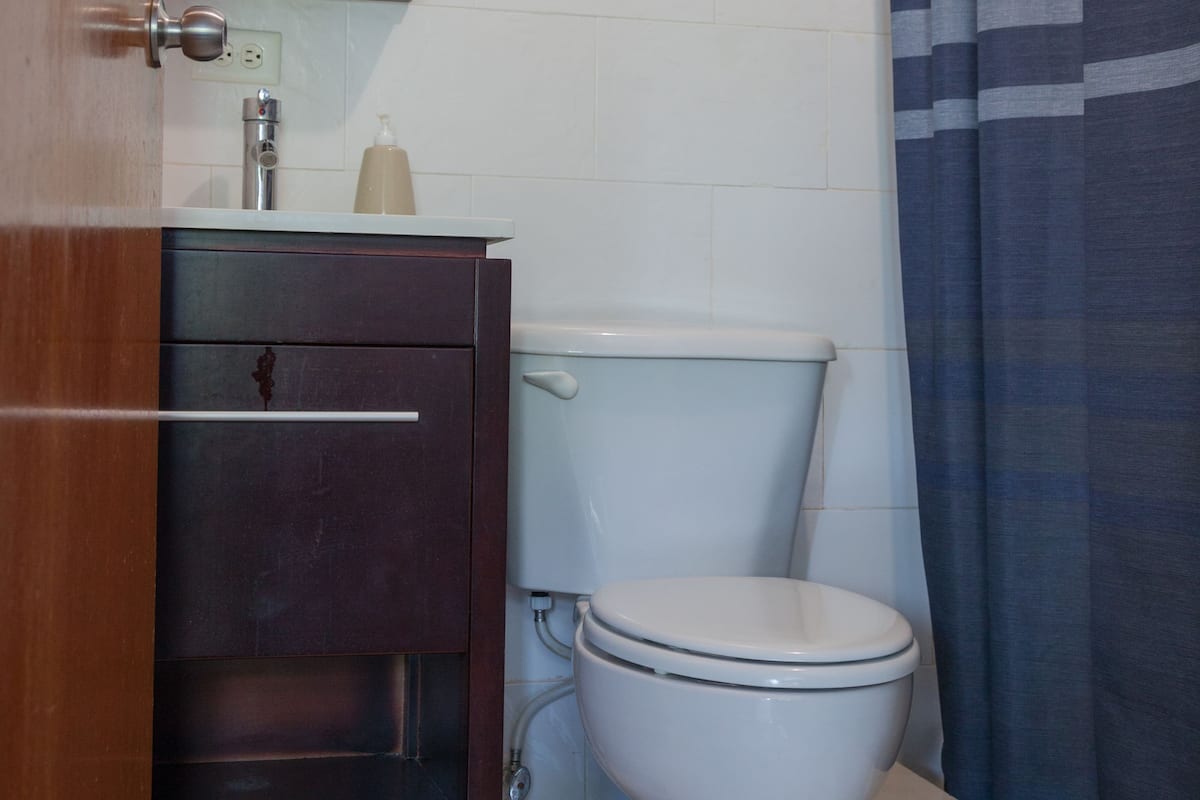Apartamento, 2 quartos | Banheiro | Chuveiro, secador de cabelo, toalhas de banho