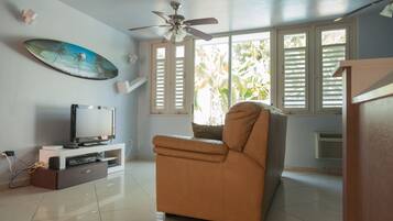 Căn hộ, 2 phòng ngủ | Phòng khách | TV màn hình phẳng