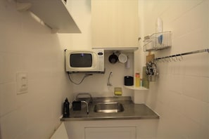Apartment, 1 Bedroom | Private kitchenette | Fridge, microwave, stovetop, coffee/tea maker - Assis 801 (Rio de Janeiro)