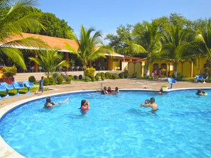 2 Au ßenpools, Liegestühle