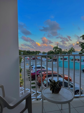 Tabla de planchar con plancha, wifi gratis y ropa de cama