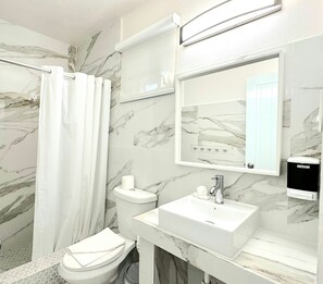 Standard-Doppelzimmer | Badezimmer | Dusche, Haartrockner, Handtücher