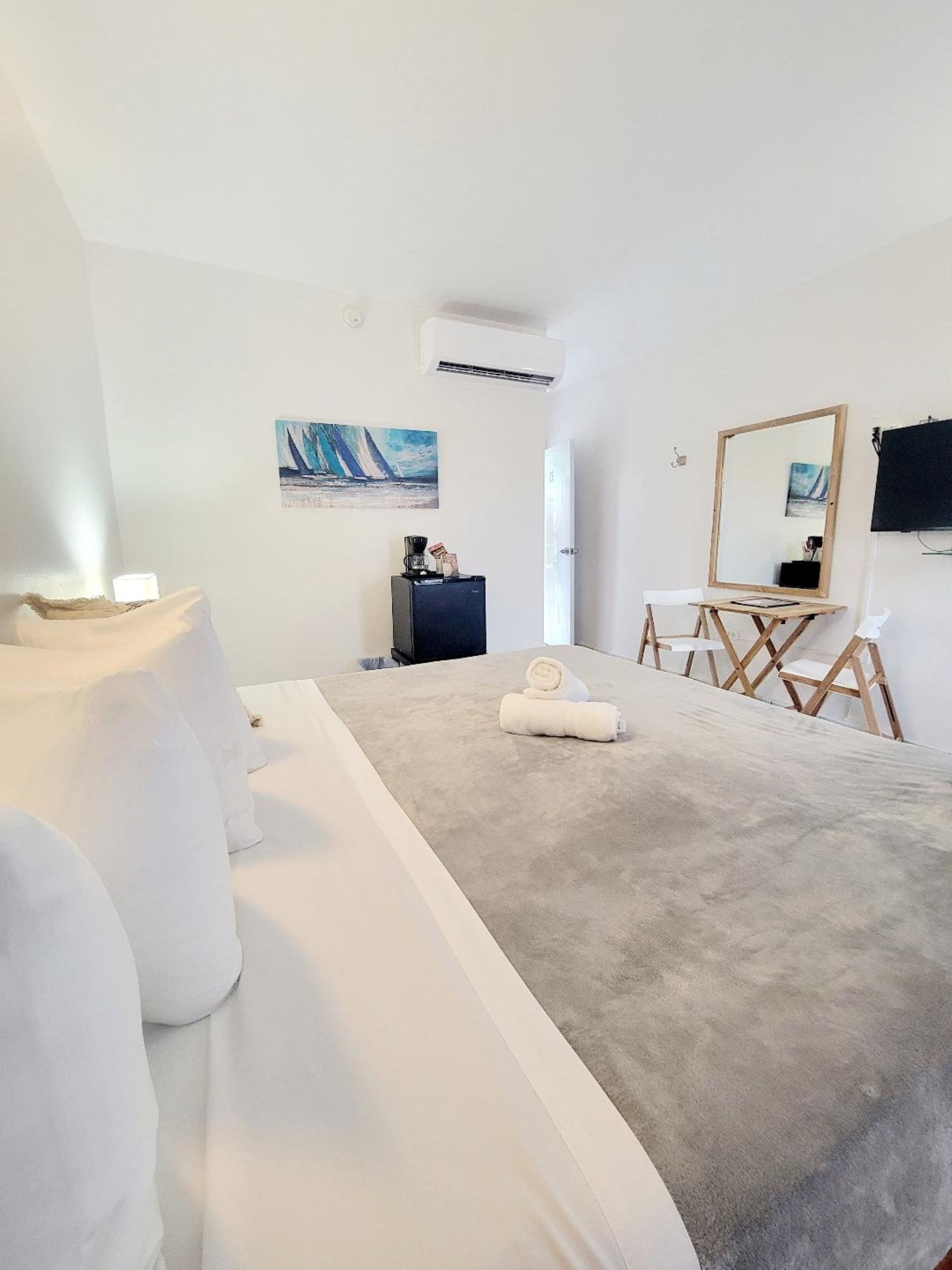 standard room, 1 king bed, non smoking, refrigerator | iron/ironing board, free wifi, bed sheets