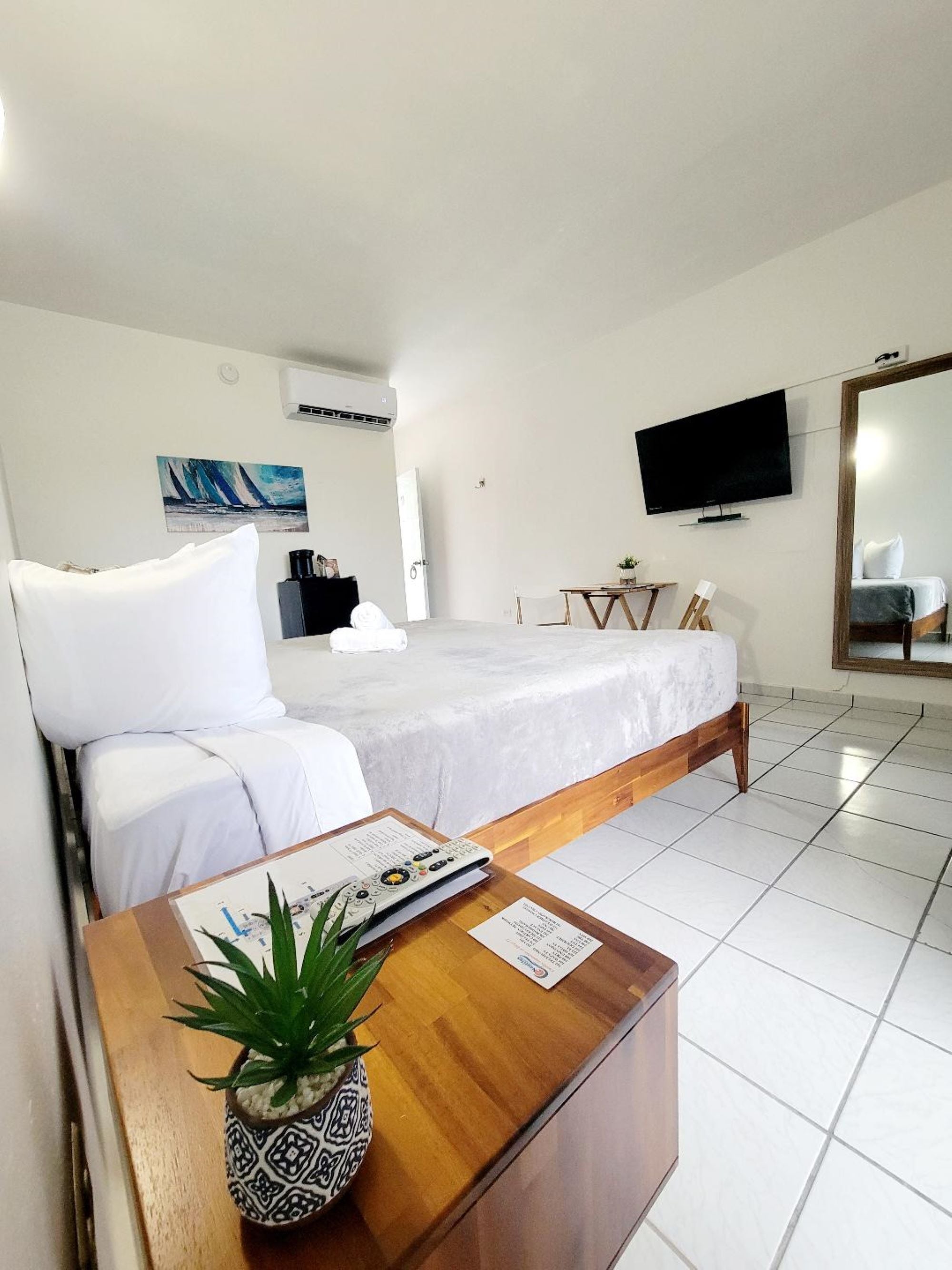 standard room, 1 king bed, non smoking, refrigerator | iron/ironing board, free wifi, bed sheets