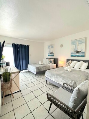 Tabla de planchar con plancha, wifi gratis y ropa de cama 