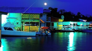 Gần bãi biển, cát trắng 