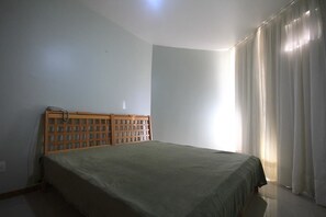 Appartement, 1 slaapkamer | 1 slaapkamer, een bureau, een strijkplank/strijkijzer, gratis wifi