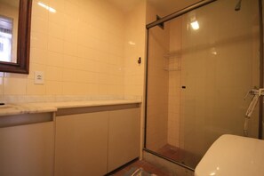 Appartement, 1 slaapkamer | Badkamer | Een douche, een haardroger, handdoeken