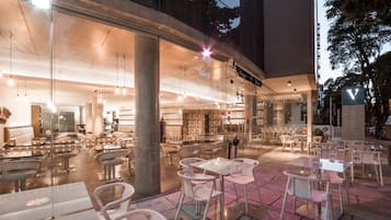 Fachada da propriedade à noite