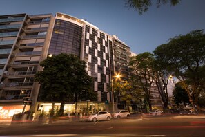 Front of property - evening/night - Vivaldi Hotel Loft Punta Carretas (Montevideo)