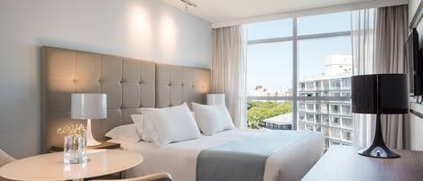 Chambre supĂ©rieure double | Minibar, coffre-fort pour ordinateur portable, systĂšme dâinsonorisation