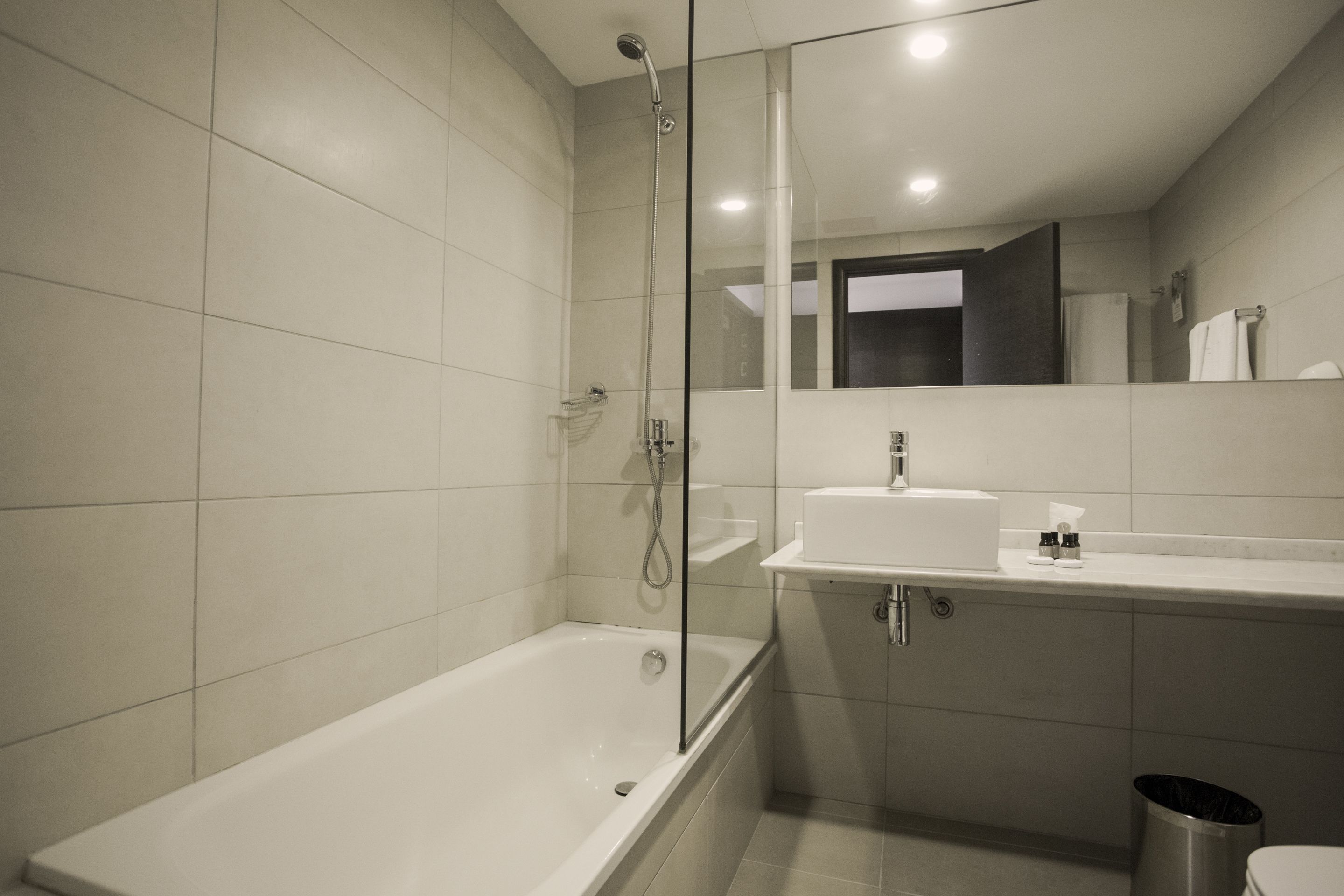 executive suite | bathroom | shower, free toiletries, hair dryer, bidet
