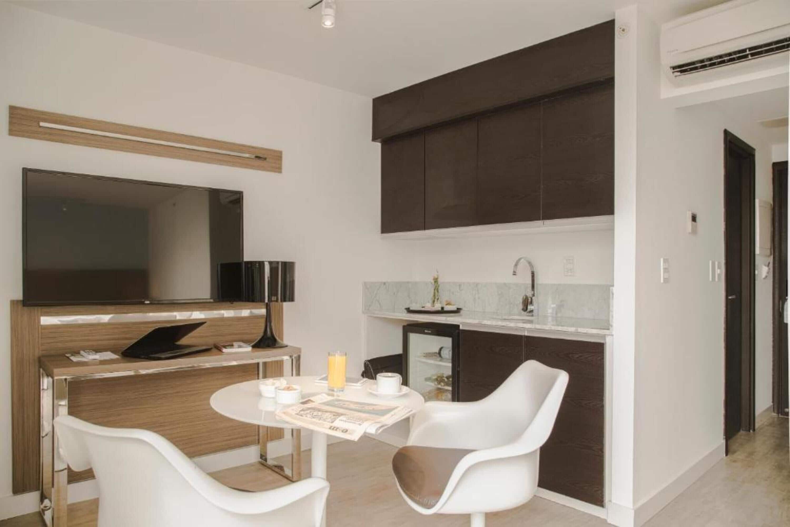 double room, 1 queen bed | 1 bedroom, minibar, in-room safe, soundproofing