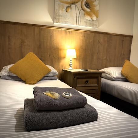 Standard-Doppel- oder -Zweibettzimmer, mit Bad | 1 Schlafzimmer