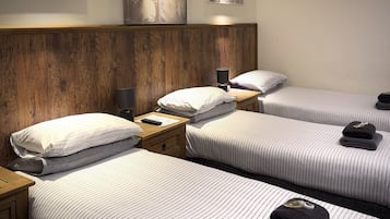 Chambre Triple Supérieure, salle de bains attenante
