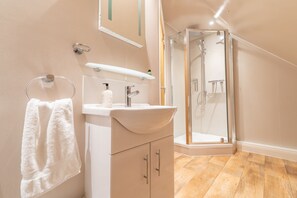 Deluxe Twin Room, Ensuite | Bathroom - Sugarbeat Eating House (Norwich)