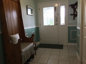 Interior entrance - Alexandria House Bed & Breakfast (West Kelowna)