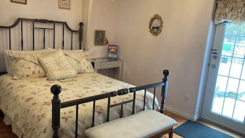 Premium bedding, desk, iron/ironing board, free WiFi