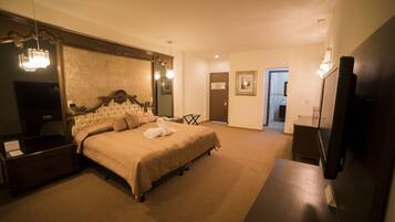 Junior Suite, 1 King Bed | In-room safe, desk, laptop workspace, iron/ironing board